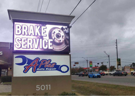 Exposição de diodo emissor de luz dianteira lateral dobro exterior HD do acesso P4 com o armário dianteiro da abertura